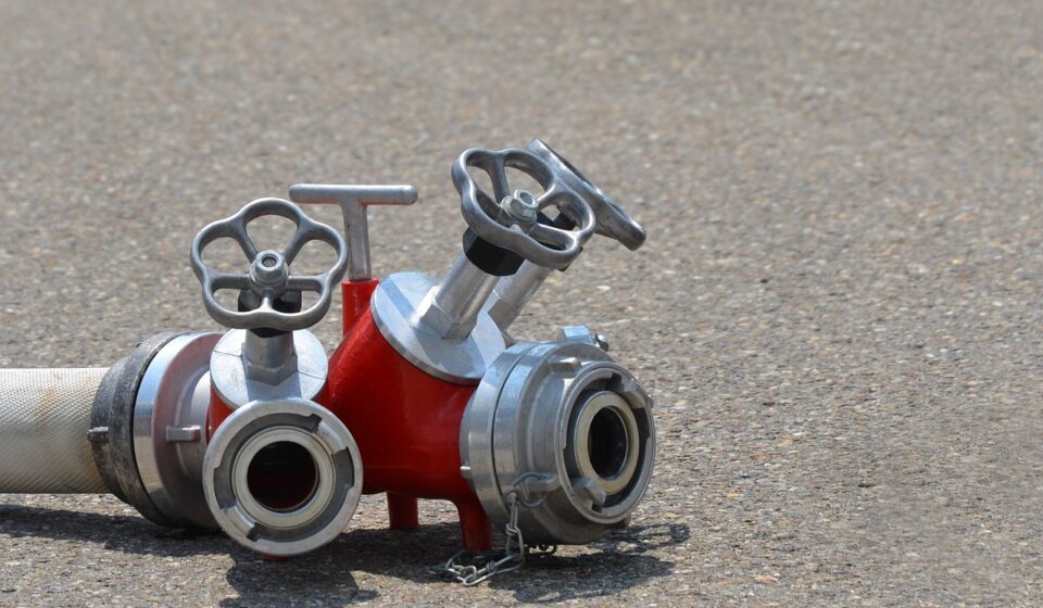 fire fighters, fire hose, hose, water, equipment, fire truck, hand pump, mission, clear, red, water pump, nature, feuerloeschuebung, connection, valves, distributor, splinter