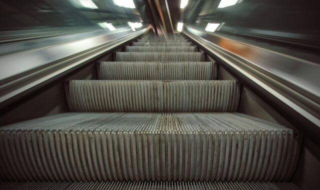 escalataor, automatic stairway, train station