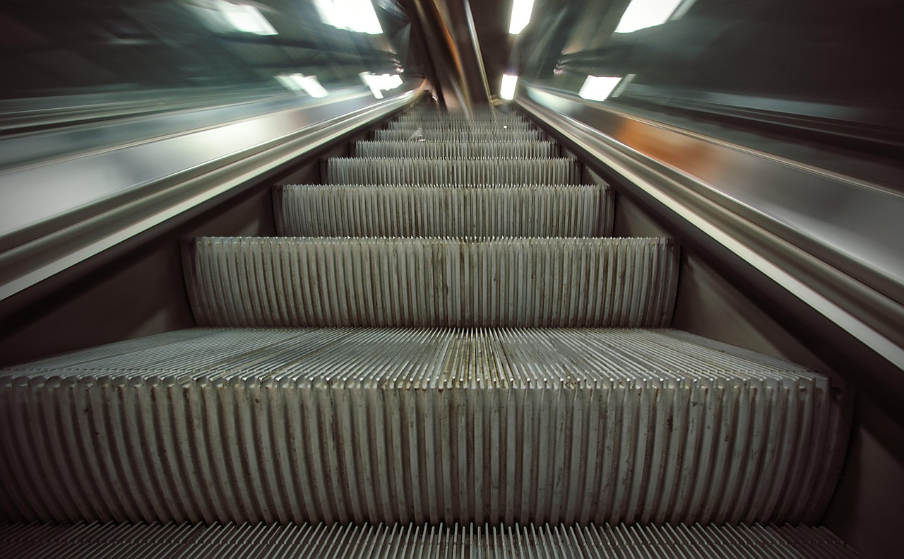 escalataor, automatic stairway, train station