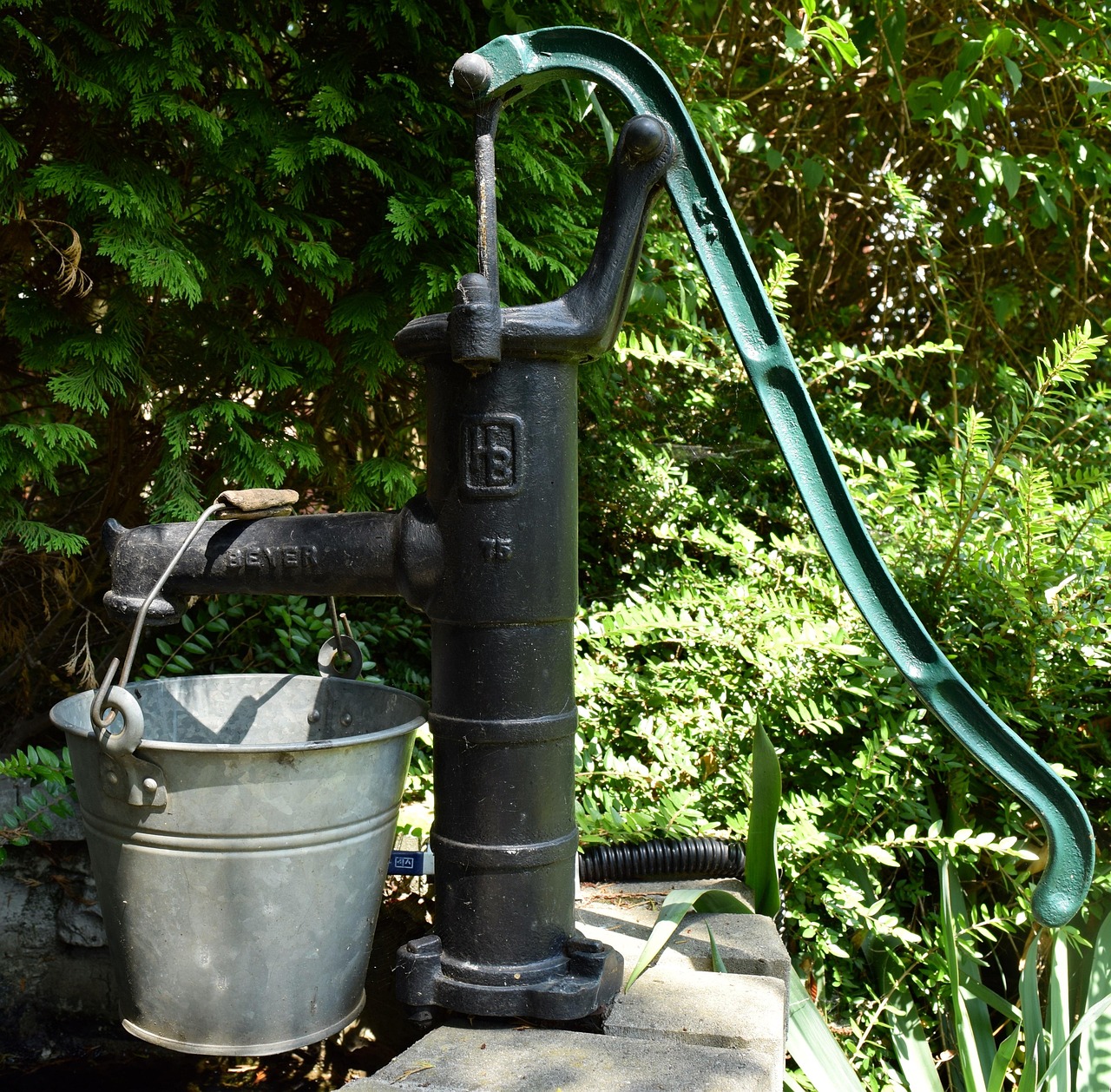 pump, bucket, garden pump, nature, flow, garden, hand pump, casting, irrigation, garden irrigation, wet, water, molding